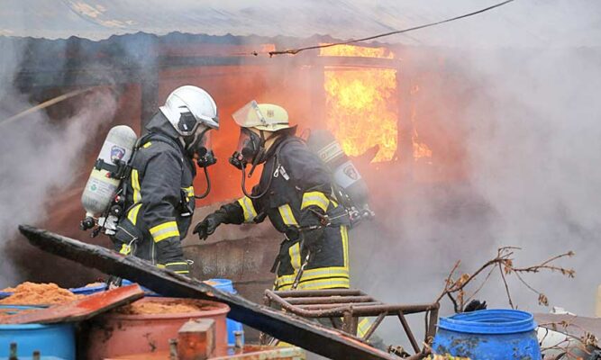 11-INCENDIO-GALPON-PROLONGACION-ENRIQUE-ABELLO-CAMINO-ENAP-JH4-667x400.jpg