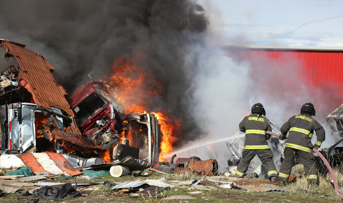 3INCENDIO-EN-CHATERRERIA-PROLONGACIO%CC%81N-MANUEL-AGUILAR-JH06-677x400.jpg